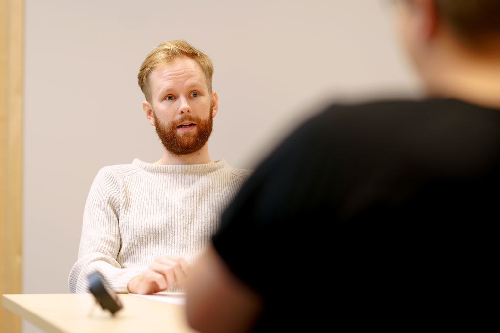 Jesse Hartikainen valmistuu ratkaisukeskeiseksi lyhytterapeutiksi kesällä 2024. Kuva: Jani Mahkonen