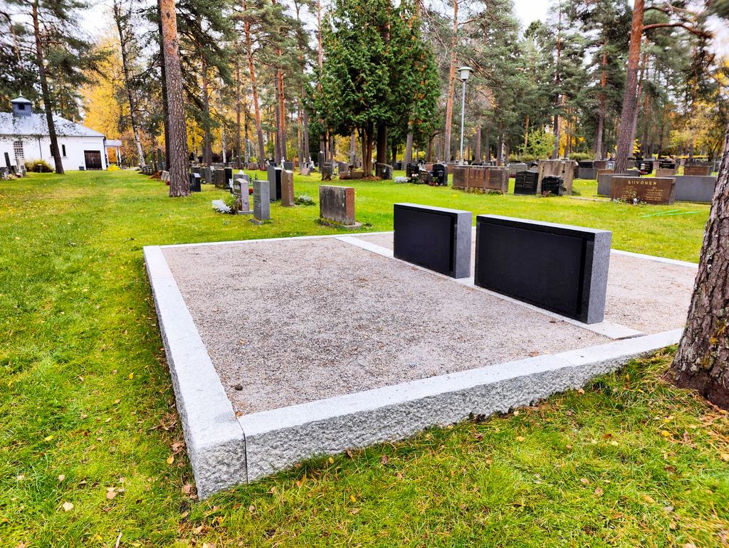 Muistolehdossa kierrätetään vanhoja reuna- ja taulukiviä. Kuva: Patric Mattsson