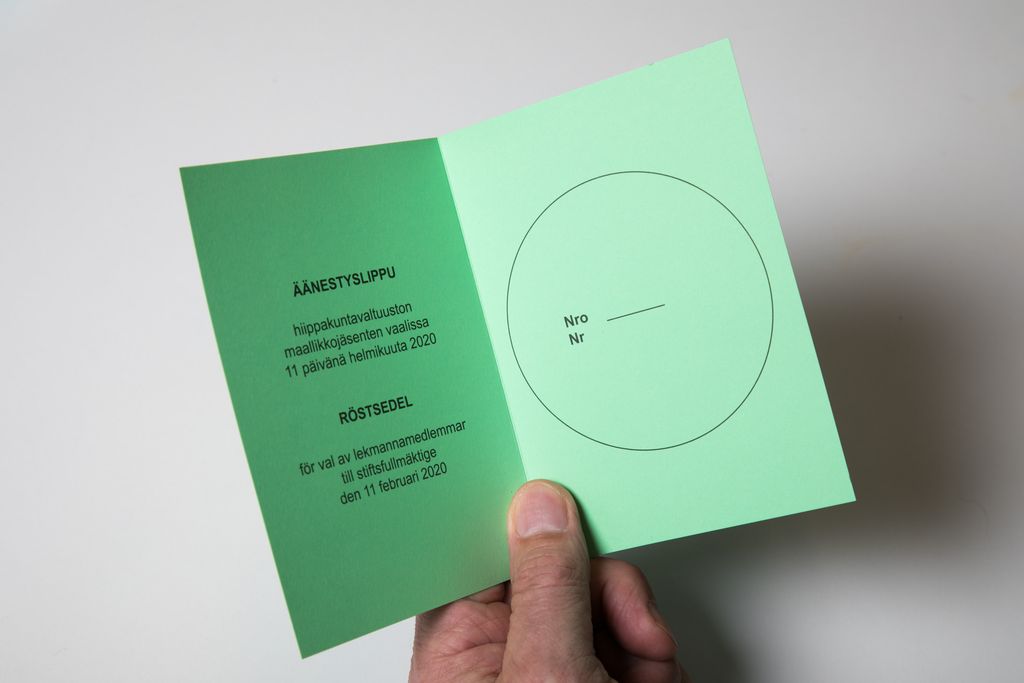 Hiippakuntavaltuuston jäsenten vaalissa äänestyslippu on maallikkovaalissa vihreä ja pappisvaalissa keltainen. Kuva vaalilipusta vuodelta 2020. Kuva: Kirkon kuvapankki / A arne Ormio