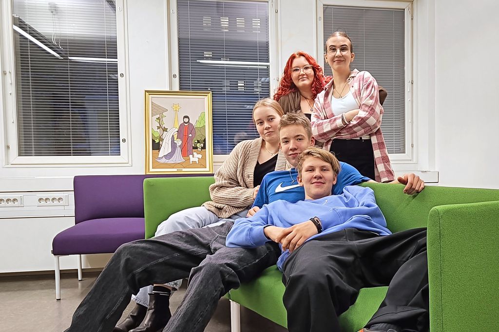 Tiitu Ojanen ja Lotta Malaska sekä Siiri Tuominen, Aatu Keränen ja Ilmari Oinas (edessä) ovat tyytyväisiä  mahdollisuuksiinsa vaikuttaa. Kuva: Janne Urpunen