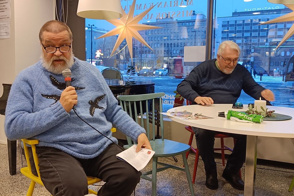 Joulukuun 19. päivän luukusta paljastui Mauno Nivala. Taustalla juonii joulukalenterin tuottaja Asko Raita. Kuva: Janne Urpunen