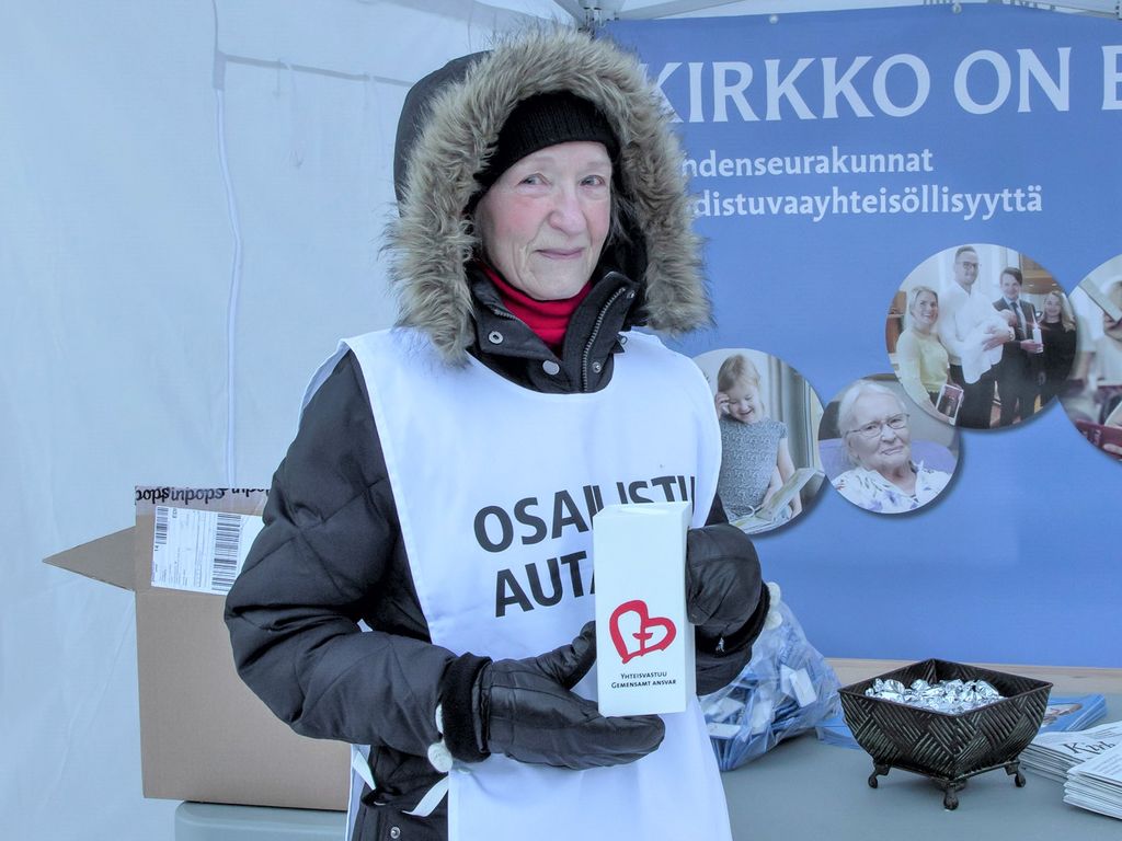 Yhteisvastuukeräystä on tehty perinteisesti lipaskeräyksenä. Kuva vuodelta 2019. Lahjoitus onnistuu turvallisesti ja kätevästi muillakin tavoilla. Kuva: Markku Lehtinen