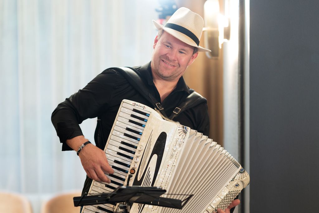 Oodi vapaudelle -konsertissa esiintyvä Teemu Harjukari on Asikkalan oma poika. Kuva: Jani Mahkonen