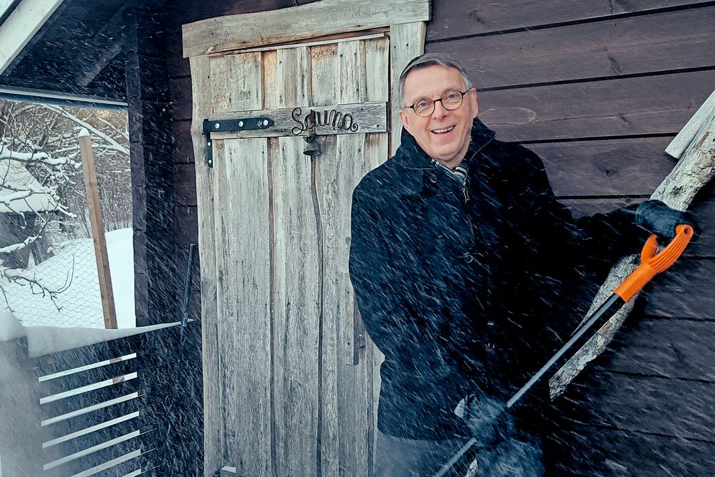 Kirkkopolitikoinnin jälkeen Aimo Koskelolla on enemmän aikaa ja virtaa lempiharrastukselleen kalastukselle ja kotipihan askareille. Kuva: Janne Urpunen