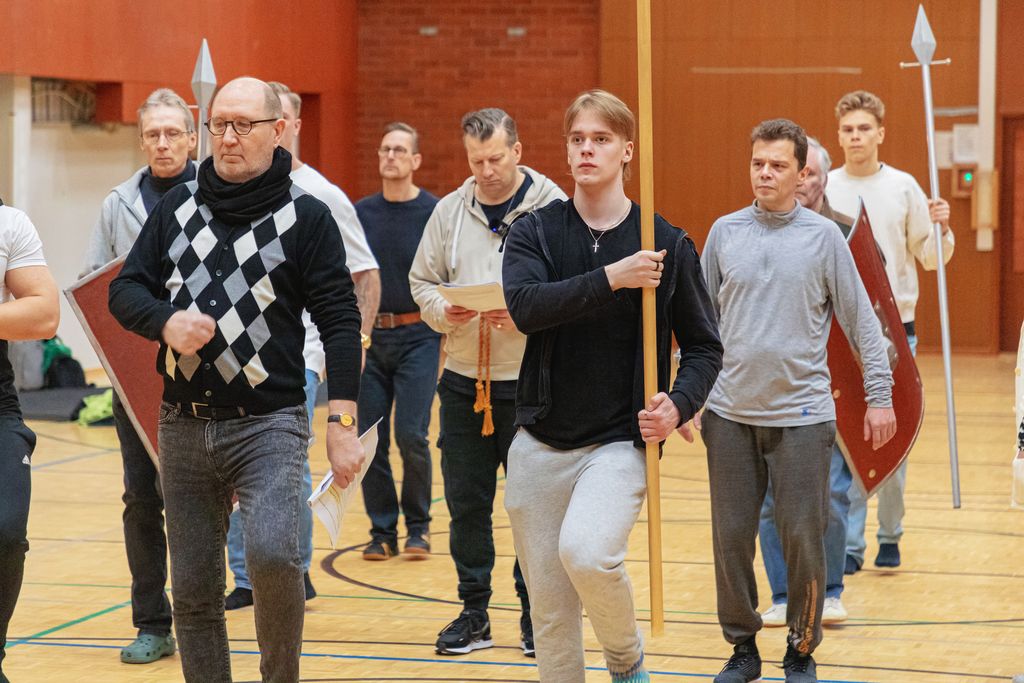 Opiskelija Jesse Tuomi (keskellä) on roomalainen sotilas, ammattinäyttelijä Tapani Kalliomäki (takana keskellä) Jeesus. Kuva: Janne Raevuori
