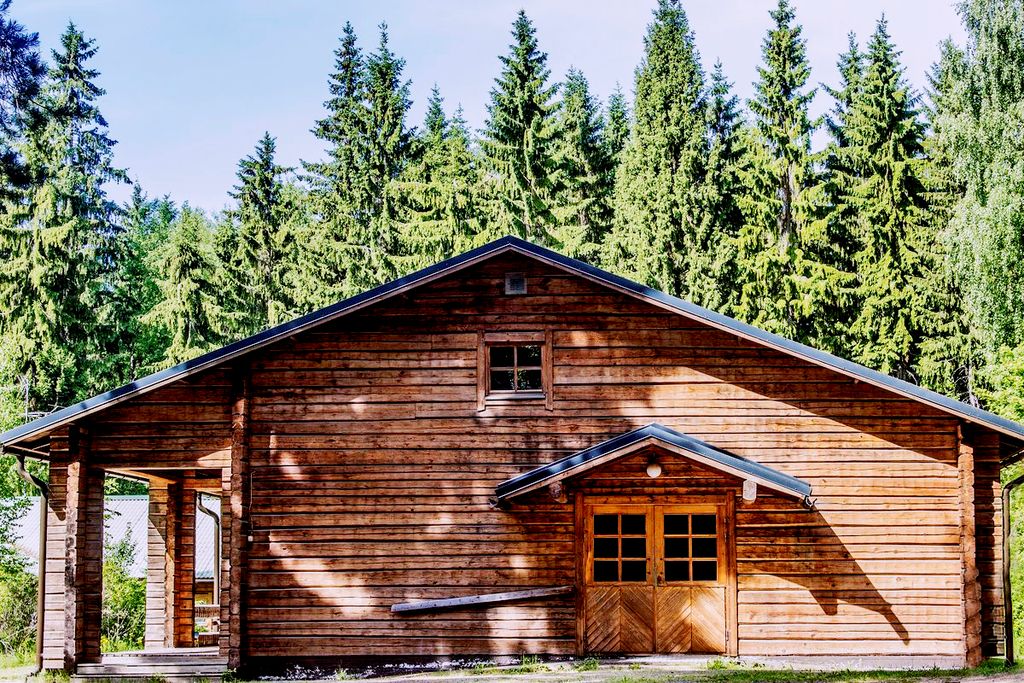 Olavinrannan leirikeskus sijaitsee Nuoramoisjärven rannalla Nuoramoisissa. Päärakennus valmistui vuonna 1980 ja majoitusrakennus vuonna 1984. Kuva: Tainionvirran seurakunta