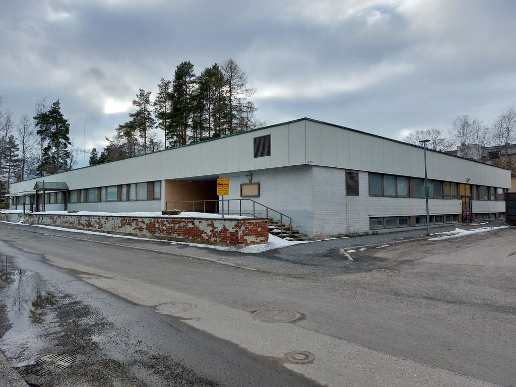 Heinolan Harjukadulla sijaitseva seurakuntakeskus ehti olla pitkään tyhjillään siinä ilmenneiden sisäilmaongelmien vuoksi. Kuva: Irja Voutila