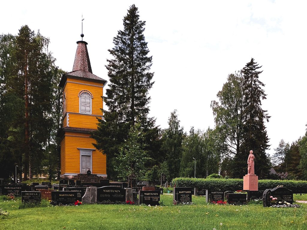 Hautausmaiden tarinat kiehtovat. Kesäisillä kierroksilla käyvät niin paikalliset kuin kesäasukkaatkin. Kuva Heinolan seurakunta / Irja Voutila. 