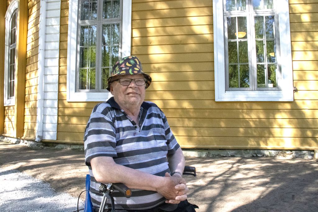 "On työttömyyttä ja pienet eläkkeet. Monet joutuvat hakemaan toimeentulotukea ja asumistukea. Hyvä, että tarjotaan apua arkeen", heinolalainen Olavi Hietanen kiittelee. Kuva: Markus Luukkonen