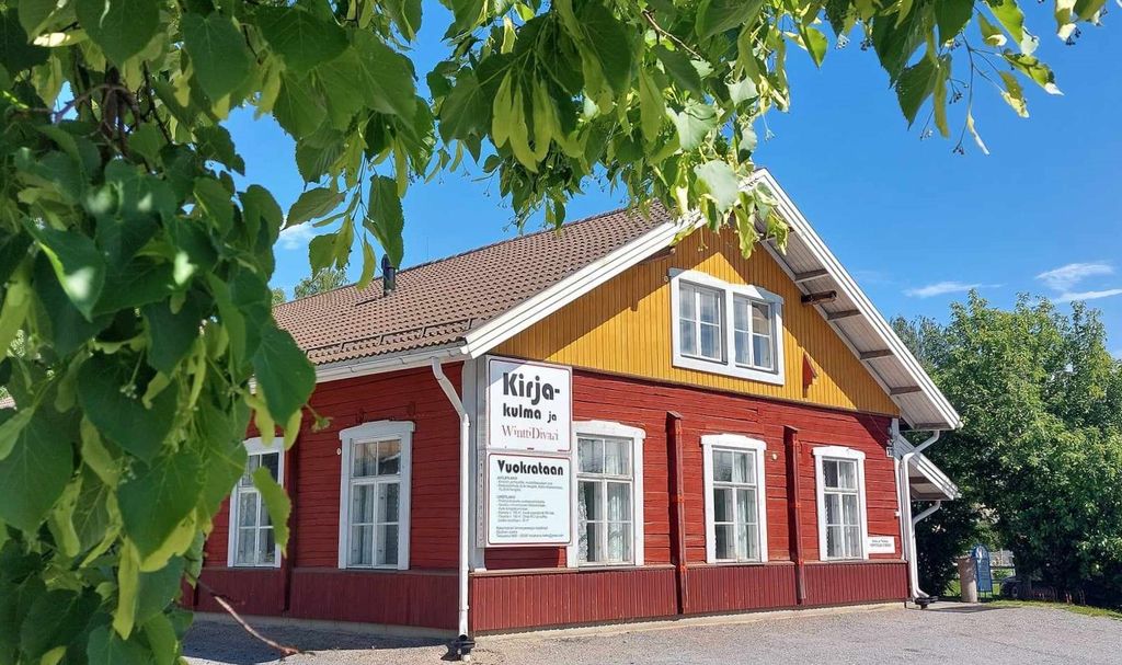 Hirsirakennus erottuu katukuvassa. Sysmän kirjakauppaa kutsuttiin takavuosina Suomen kauneimmaksi kirjakaupaksi. Kuva: Markus Luukkonen