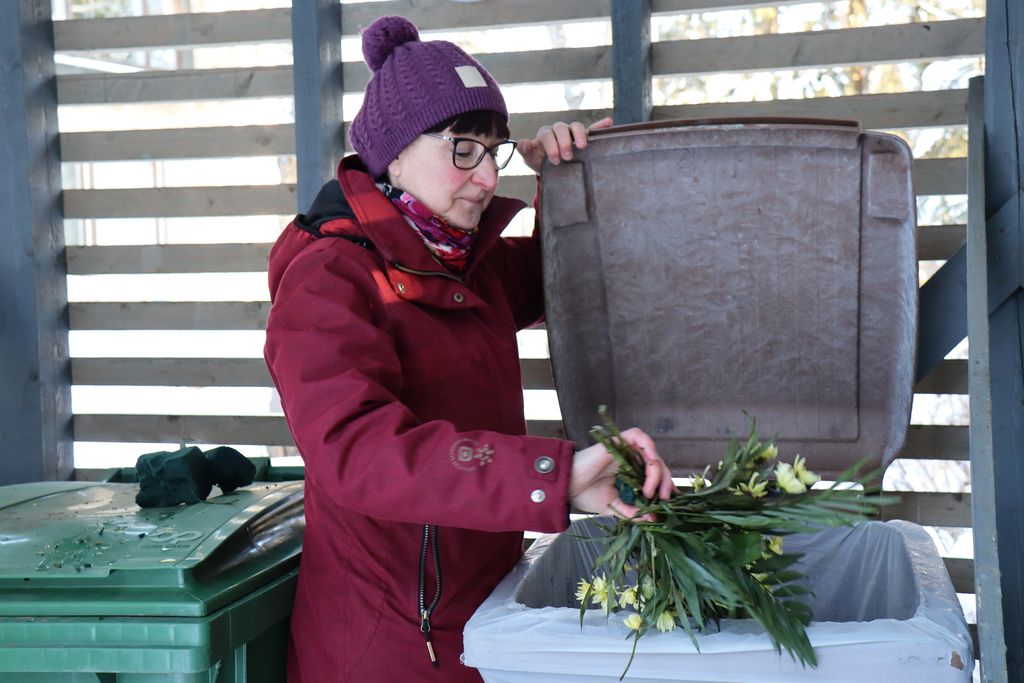 Joutjärven seurakunnan kiinteistöjen suntio-vahtimestari Nina Kostiainen vei käytetyt alttarikukat kirkon biojäteastiaan ja niiden kastelusienen sekajätteeseen. Lajittelua on pyritty tehostamaan. Kuva: Teemu Leppänen