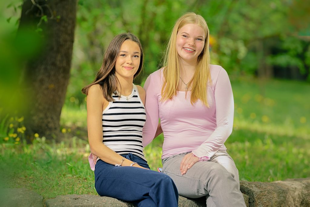 Pihla Pennasen ja Alviina Konttilan ripari oli viime kesänä Heinäsaaressa. He viihtyivät leirillä niin hyvin, että halusivat lähteä tänä kesänä mahdollistamaan onnistunutta leiriä myös muille. Pennanen on isosena riparilla ja Konttila suuntaa ohjaajaksi lastenleirille. Kuva Jani Mahkonen. 
