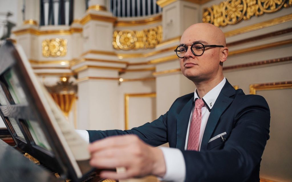 Puolalaisen Michał Szostakin luvataan "poistavan pölyt Sibeliustalon urkupilleistä". Kansainvälinen konserttiurkuri esiintyy balettitanssija Atte Kilpisen ja sirkusartistien kanssa. Kuva: www.michalszostak.org
