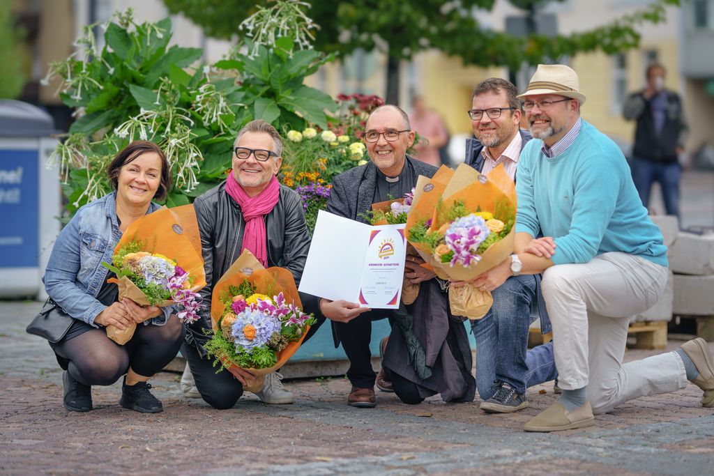 Voittodiplomia olivat vastaanottamassa tuottaja Marja Okkola, ohjaaja Petri Liski, yhteisen kirkkoneuvoston puheenjohtaja, kirkkoherra Kari Eskelinen, viestintäpäällikkö Markus Luukkonen sekä näytelmässä esiintynyt ESS:n päätoimittaja Markus Pirttijoki. Kuva: Jani Mahkonen