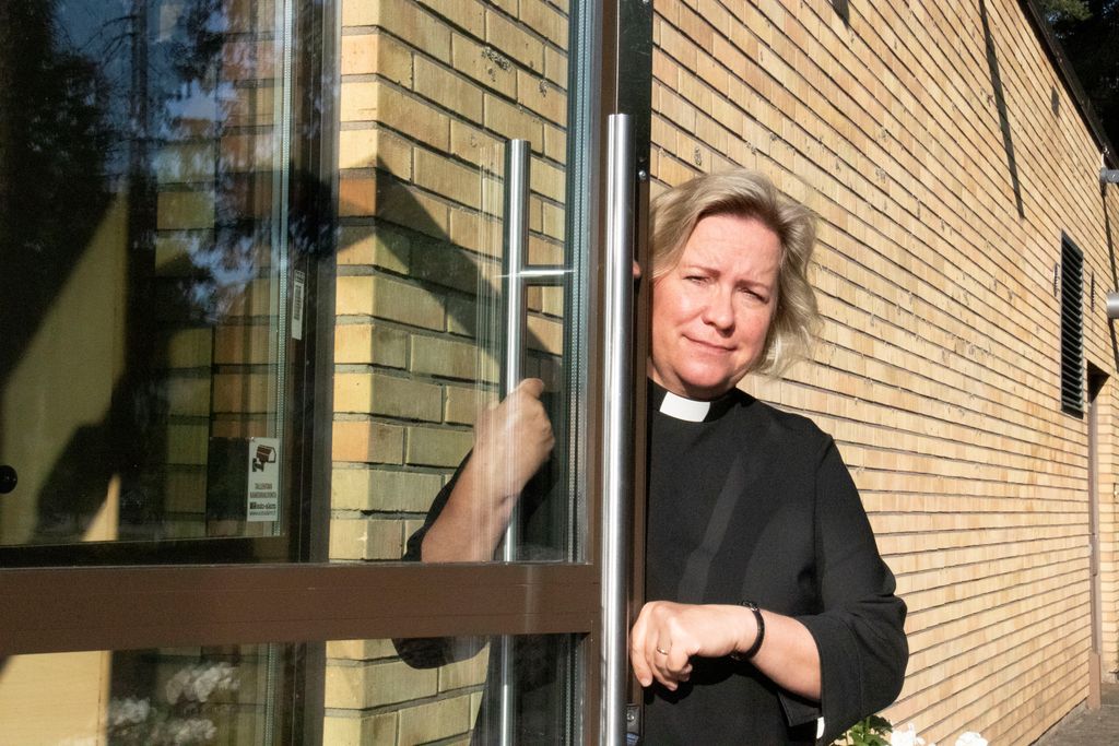 "Ajattelen, että päätös kirkkotilojen käytöstä on tuen osoitus vähemmistöjä kohtaan. Tahtotila, että heitä kohdellaan yhdenvertaisesti", sanoo Salpausselän kirkkoherra Sari Kuirinlahti. Kuva: Markus Luukkonen