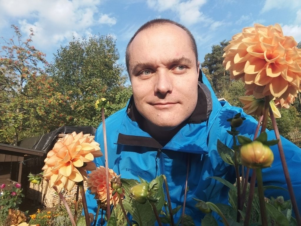 Tomi Alasalmi on innokas harrastelijapuutarhuri. Tomaatti-, maissi- ja viinimarjasadon lisäksi puutarhan suosikkeja ovat daaliat, joita Alasalmella on kasvamassa reilusti toistasataa. 