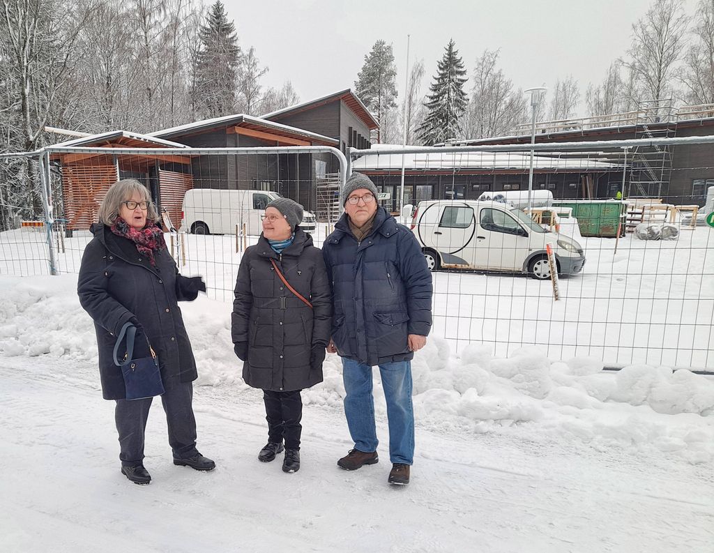 Seurakuntalaiset Anneli Pekkala ja Anu ja Pekka Niskanen ovat odottaneet hengellisen elämän keskusta Vääksyyn puolenkymmentä vuotta. Kuva: Janne Urpunen
