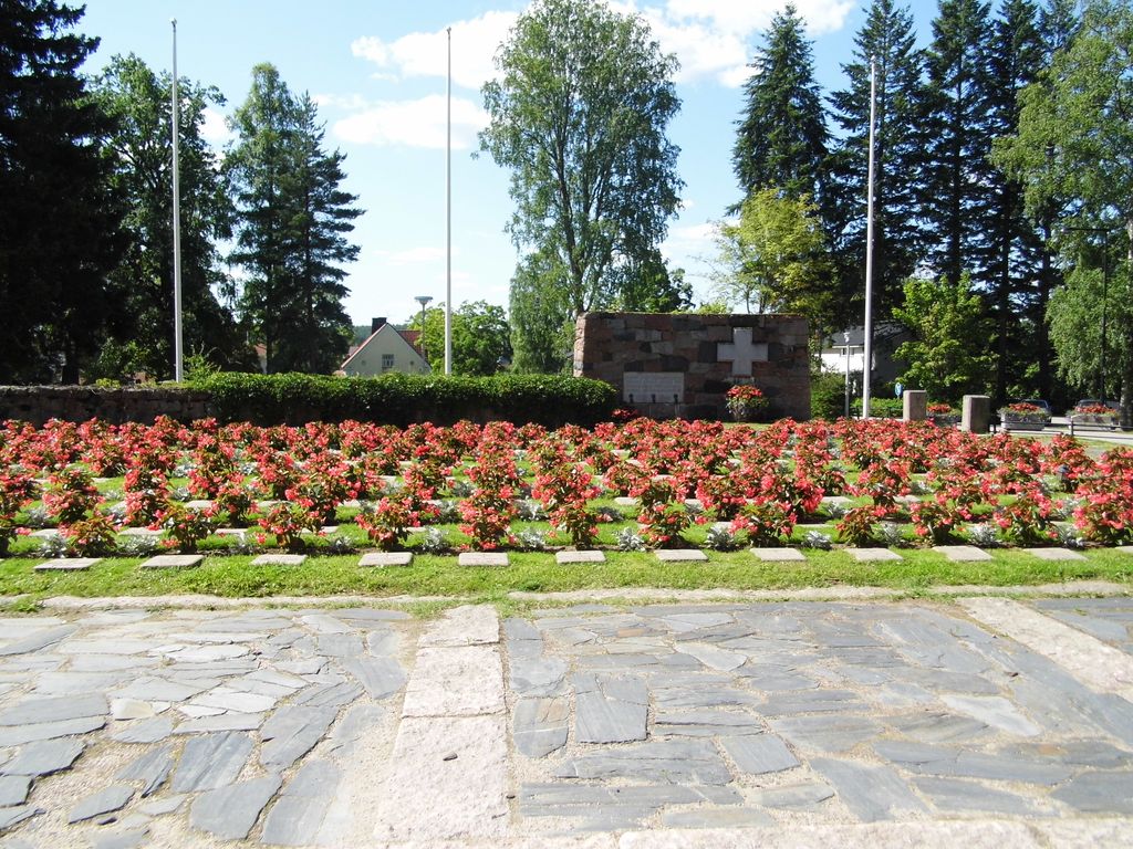 Orimattilan kirkkoherra valitaan kansanvaalilla. Kuvassa kirkon sankarihautoja. Kuva: Hotarju / Wikimedia Commons