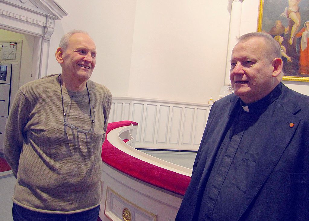 "Tämä on kunniatehtävä", sanoo Juhani Jokinen. Kappalainen Heikki Maakorpi on iloinen, että Jokinen on ottanut tehtävän vastaan. Kuva: Ann Rose. 