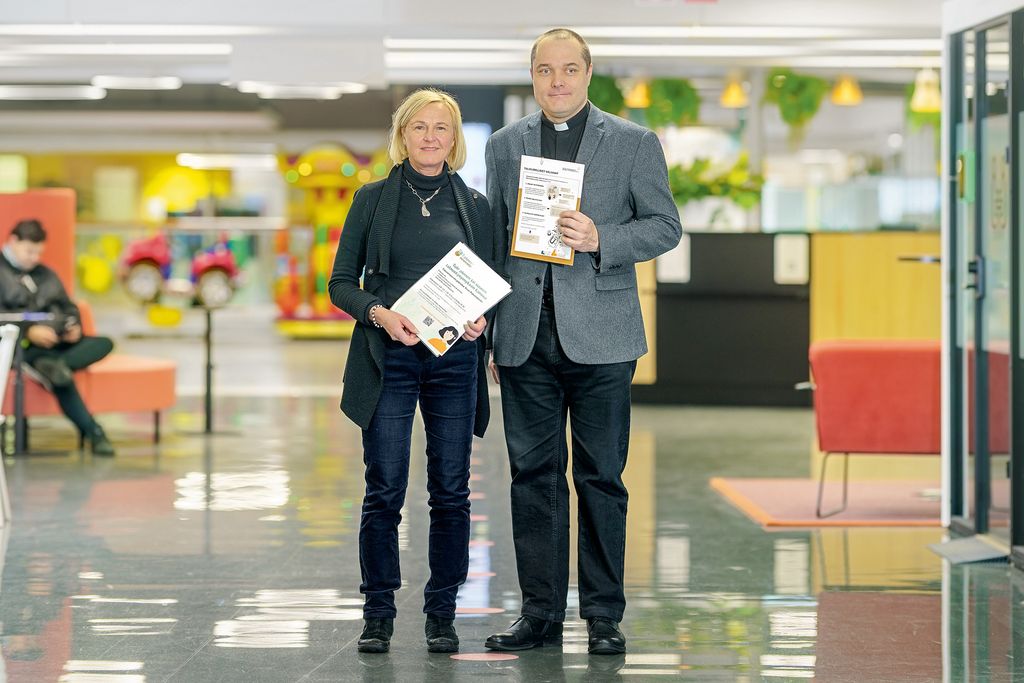 Talousneuvola on avoinna Trion palvelutorilla joka kuun ensimmäinen keskiviikko, eli markkinapäivänä. Sirpa Paananen ja Tomi Alasalmi kannustavat rohkeasti hakemaan apua talousvaikeuksiin. "Mitä aiemmin tulee hakemaan neuvoja ja apuja, sitä helpommin ongelmat myös ratkeavat", he toteavat. Kuva: Jani Mahkonen. 