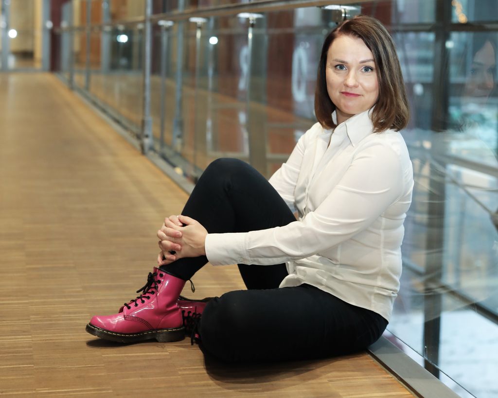 Merkityksellinen, aito ja käytännöllinen. Näillä kolmella adjektiivilla Mari Turunen kuvailee nuorille aikuisille suunnattua Luottamuskoulu-podcastiaan. Kuva: Sari Savela. 