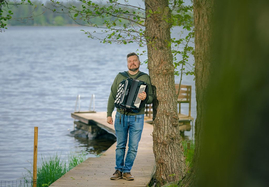 Jussi Keltakangas kutsuu ihan kaikkia mukaan yhteislaulutapahtumaan Monuksen rannalle. "Jos ei koko ajan jaksa laulaa, voi pulahtaa välillä myös uimaan", Keltakangas naurahtaa. Kuva: Jani Mahkonen. 